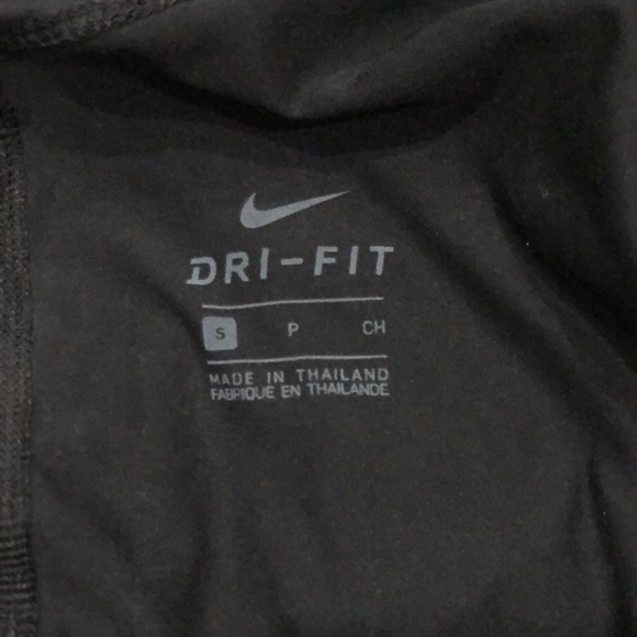 Nike Dri-Fit women’s black workout tank top - Picture 3 of 3